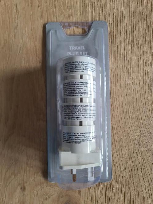 4 delige wereldstekkers/reisstekkers (nieuw!), Doe-het-zelf en Verbouw, Elektra en Kabels, Nieuw, Ophalen of Verzenden