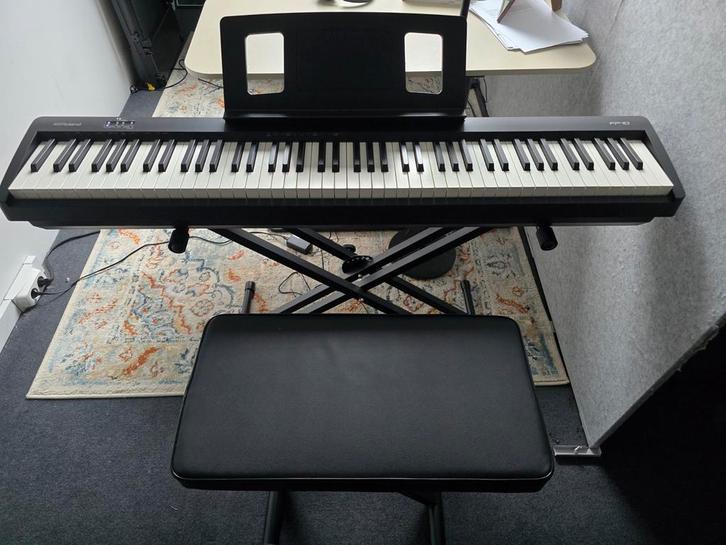 Roland FP-10 + pedaal + onderstel + kruk, Muziek en Instrumenten, Piano's, Zo goed als nieuw, Piano, Zwart, Digitaal, Ophalen