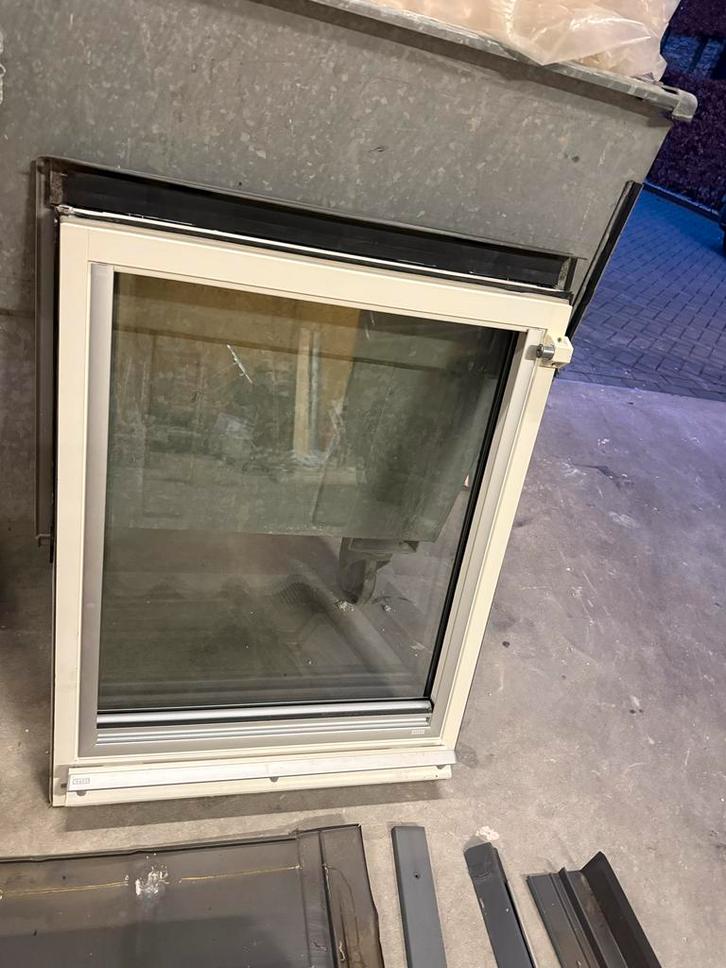 Velux Dakvenster GGL M04 78cm x 98cm +rolgordijn+screen, Doe-het-zelf en Verbouw, Kozijnen en Schuifpuien, Gebruikt, Raamkozijn