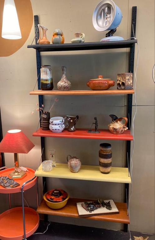 Kleurig vintage wandsysteem, met mooie gebogen planken, Huis en Inrichting, Kasten | Boekenkasten, Zo goed als nieuw, Ophalen