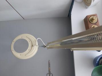 Handwerkloep of Borduurloep met verlichting beschikbaar voor biedingen