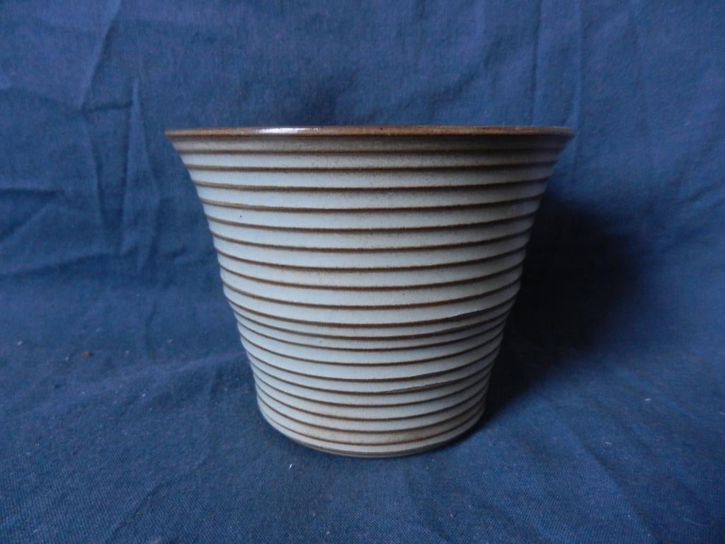 Beige geglazuurde geribde bloempot ADCO Groningen h. 8,3 cm, Antiek en Kunst, Antiek | Keramiek en Aardewerk, Ophalen of Verzenden