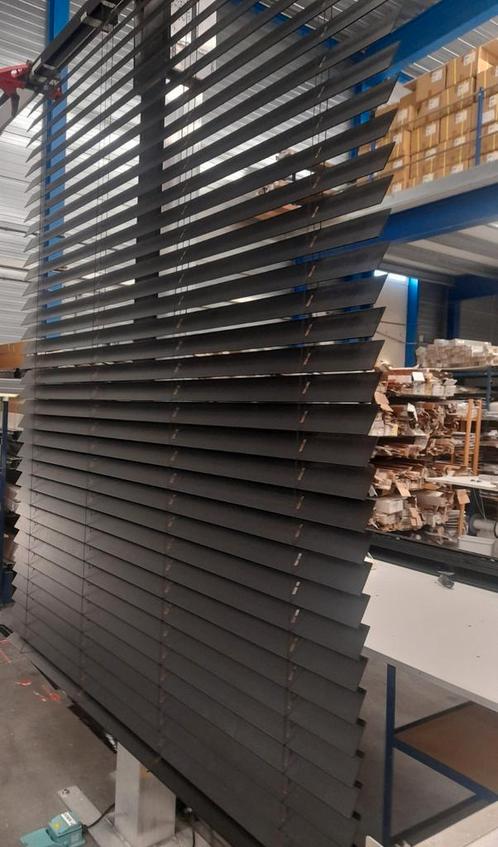 1 x houten jaloezieen 70 mm sunway electrisch., Huis en Inrichting, Stoffering | Gordijnen en Lamellen, Zo goed als nieuw, 200 cm of meer