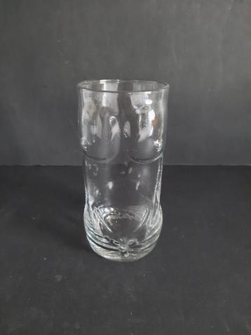 Glas met mannelijke vormen  beschikbaar voor biedingen