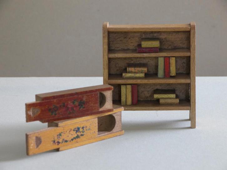 antiek speelgoed, boekenkastje en 2 griffeldoosjes, Antiek en Kunst, Antiek | Speelgoed, Ophalen of Verzenden