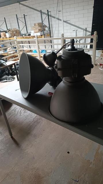2 Industriële lampen, grijs, diameter 47 cm. € 60,00 voor 2!