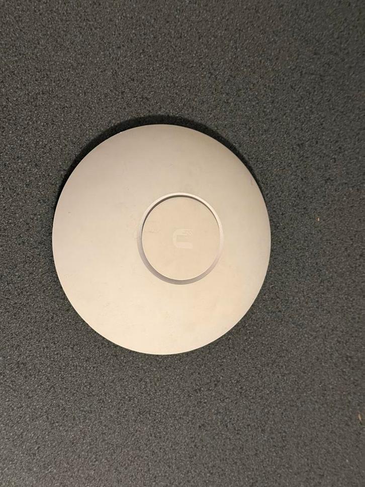UniFi AC Long Range Access Point, Computers en Software, Accesspoints, Zo goed als nieuw, Ophalen of Verzenden