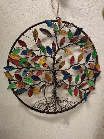 Levensboom van gerecycled gekleurd blik beschikbaar voor biedingen