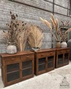 Drie vitrines toonbanken met oud gebobbeld glas en laden, Ophalen of Verzenden