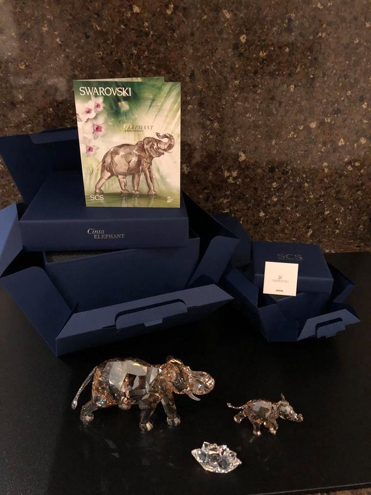Swarovski Cinta olifant met jong en plaquette, Verzamelen, Swarovski, Zo goed als nieuw, Figuurtje, Ophalen of Verzenden