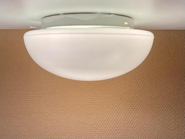Plafondlamp opaalglas Massive afmeting doorsnee 25 cm, Huis en Inrichting, Lampen | Plafondlampen, Gebruikt, Glas, Ophalen of Verzenden