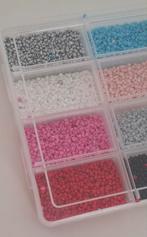 Drie doosjes kralen / diverse kleuren, Hobby en Vrije tijd, Kralen en Sieraden maken, Ophalen of Verzenden, Zo goed als nieuw