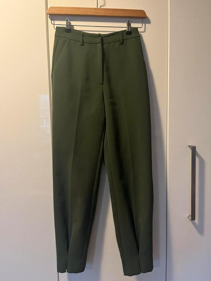 Cropped broek van NA-KD, size 34, Kleding | Dames, Broeken en Pantalons, Zo goed als nieuw, Maat 34 (XS) of kleiner, Groen, Lang