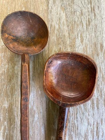 Twee grote antieke houten lepels beschikbaar voor biedingen