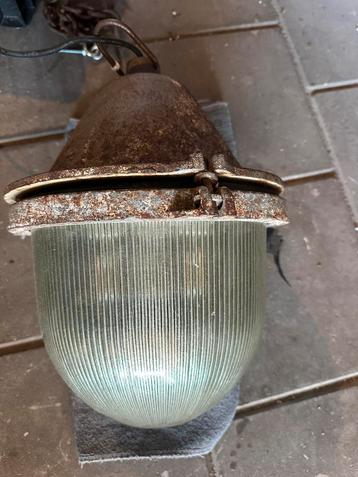 Oude industriële lamp beschikbaar voor biedingen