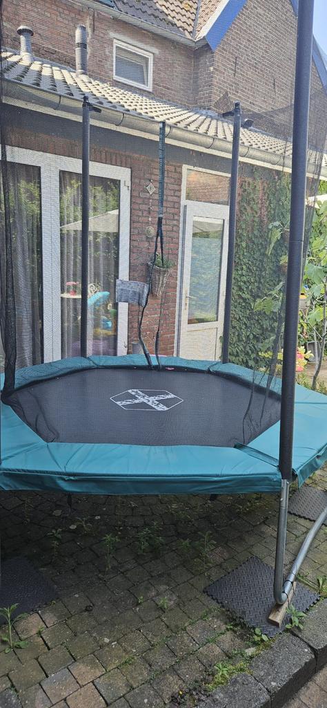 Trampoline 240cm ZGAN incl accessoires, Kinderen en Baby's, Speelgoed | Buiten | Trampolines, Zo goed als nieuw, Ophalen