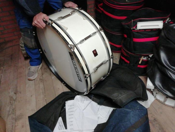 grote partij trommels+overslagtrom+paukentrommels (drumband), Muziek en Instrumenten, Percussie, Gebruikt, Trommel, Ophalen