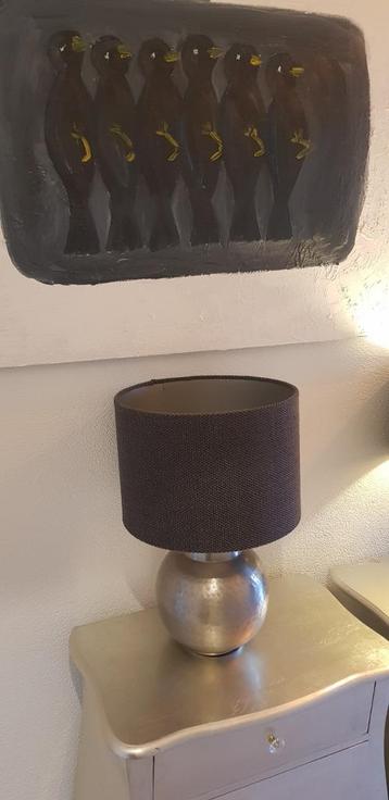 Zilverkleurige lamp met zwarte kap