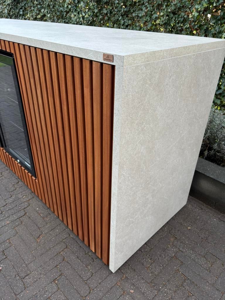Maatwerk buitenkeuken. type 'Modern Cool’. Incl. 2x mini-bar, Maatwerk, Houtskool, Vrijstaand, Nieuw