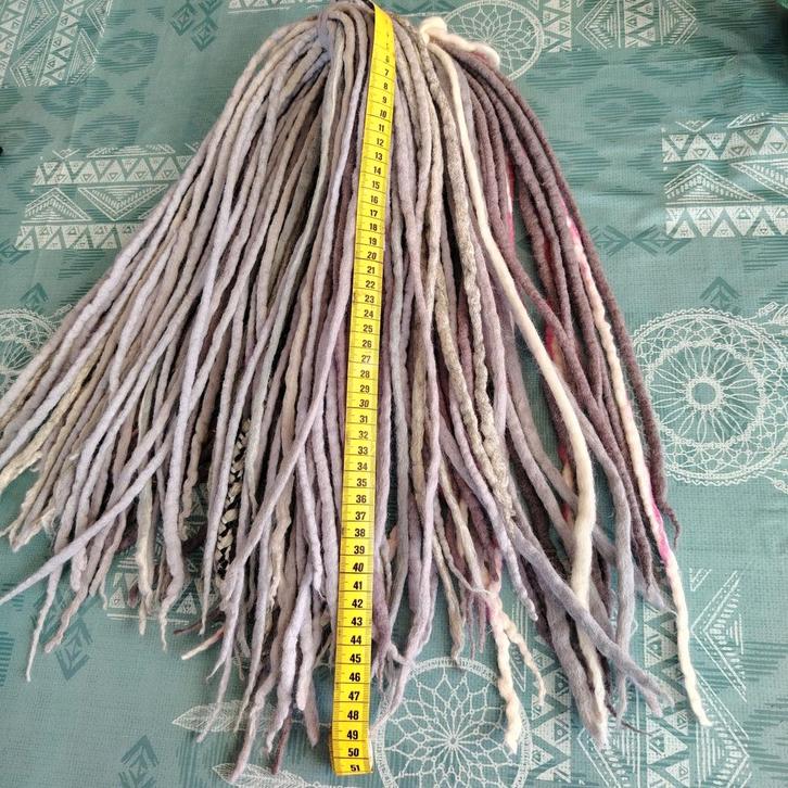 Dreadlocks van wolvilt grijs/wit/roze - 66 stuks, Sieraden, Tassen en Uiterlijk, Uiterlijk | Haarverzorging, Ophalen of Verzenden