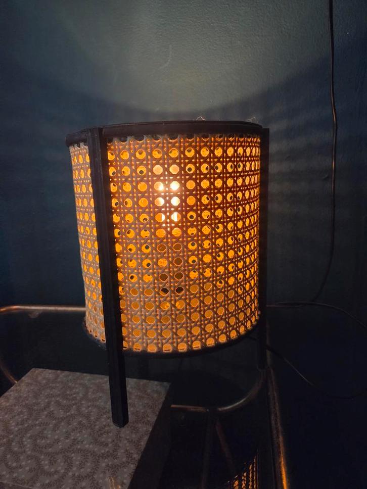Stijlvolle Tafellamp met Rotan Kap, Huis en Inrichting, Lampen | Vloerlampen, Zo goed als nieuw, Minder dan 100 cm, Hout, Overige materialen