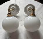 Vintage set 2 witte glazen bol school wandlampen bal rond, Huis en Inrichting, Ophalen of Verzenden, Zo goed als nieuw, Metaal