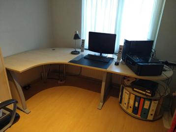 Bureau met hoek en veel ruimte  beschikbaar voor biedingen