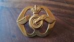 Baretembleem AAT met de 5 wielmoeren, Ophalen of Verzenden, Landmacht, Nederland, Embleem of Badge