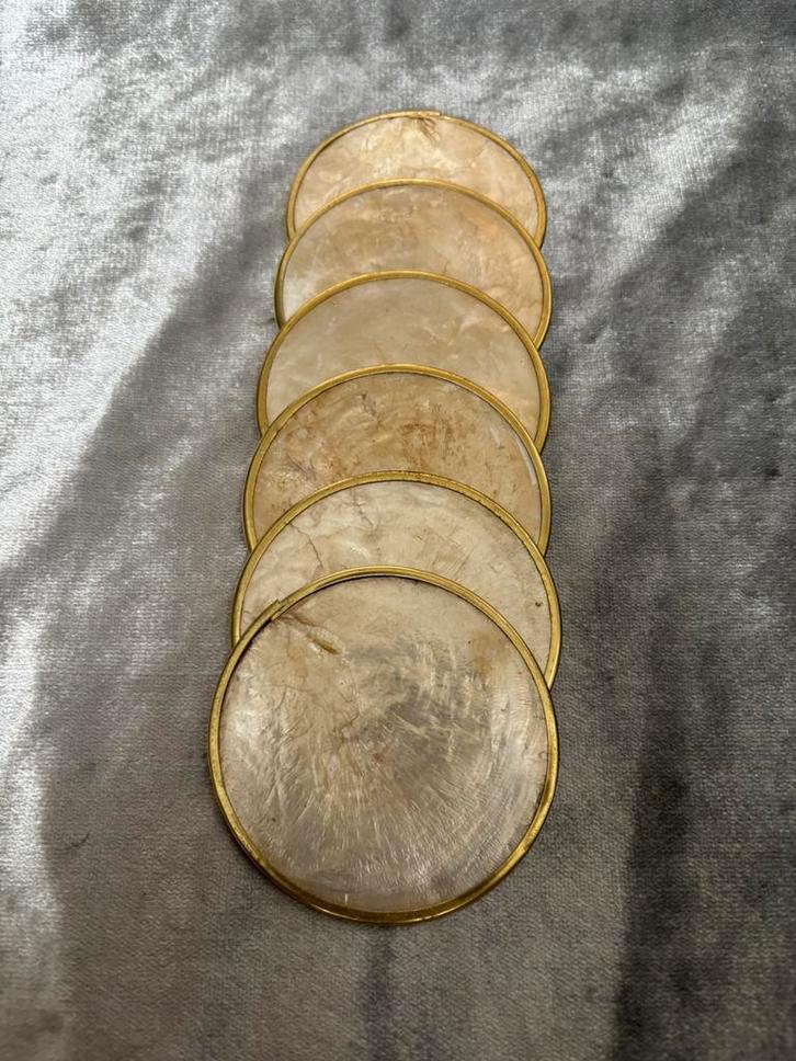 Vintage onderzetters parelmoer / Capiz schelp met messing, Huis en Inrichting, Woonaccessoires | Onderzetters, Gebruikt, Glas of Kopje