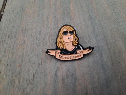 1 Taylor Swift pin te koop met de tekst - Help me i'm poor, Verzamelen, Speldjes, Pins en Buttons, Nieuw, Speldje of Pin, Overige onderwerpen