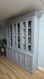 Grote grijze buffetkast met glazen deuren, Ophalen, Met deur(en), 200 cm of meer, Zo goed als nieuw