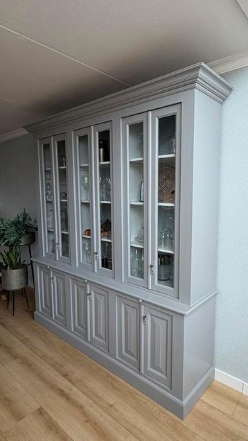 Grote grijze buffetkast met glazen deuren beschikbaar voor biedingen