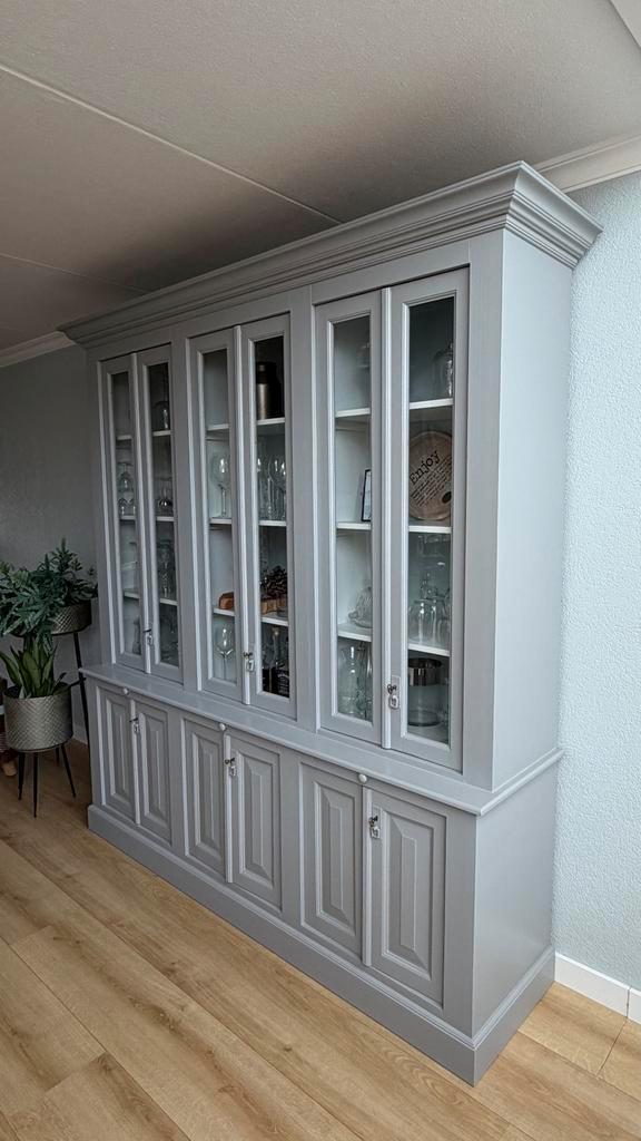 Grote grijze buffetkast met glazen deuren, Huis en Inrichting, Kasten | Buffetkasten, Zo goed als nieuw, 200 cm of meer, 200 cm of meer