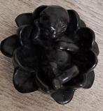 Prachtig beeldje van een baby liggend in een lotusbloem., Verzenden