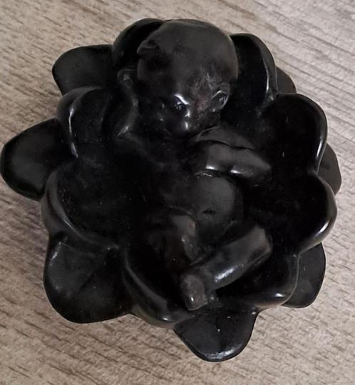 Prachtig beeldje van een baby liggend in een lotusbloem., Antiek en Kunst, Kunst | Beelden en Houtsnijwerken, Verzenden