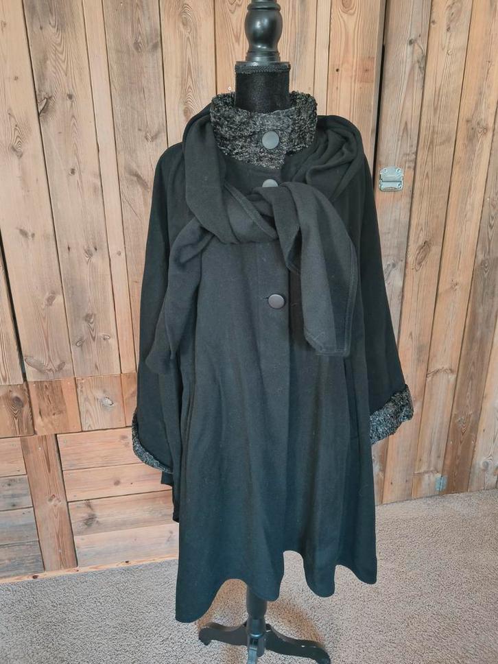 Zwarte wollen mantel/cape maat 40 met sjaal, Kleding | Dames, Jassen | Winter, Zo goed als nieuw, Maat 38/40 (M), Zwart, Ophalen of Verzenden