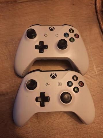 2 witte xbox one controllers in prima staat beschikbaar voor biedingen