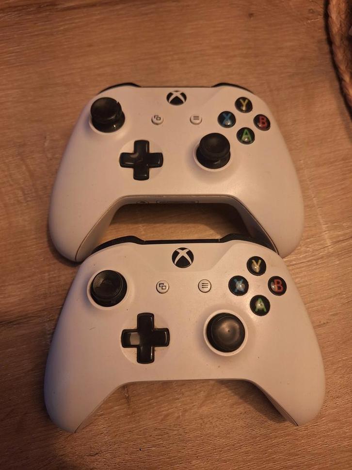 2 witte xbox one controllers in prima staat, Spelcomputers en Games, Spelcomputers | Xbox | Accessoires, Zo goed als nieuw, Xbox One