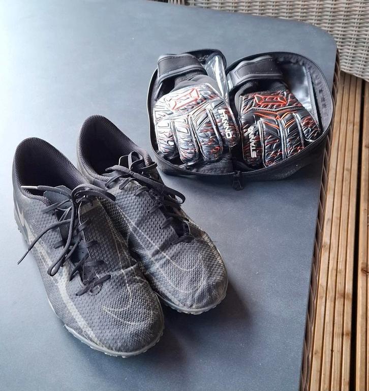 Voetbalschoenen en keepershandschoenen per stuk te koop., Sport en Fitness, Voetbal, Zo goed als nieuw, Schoenen, Maat XS of kleiner