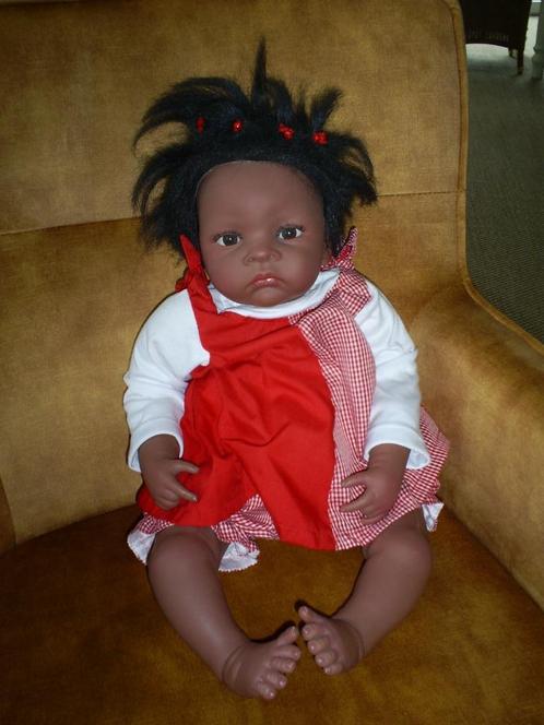 Pop donkere baby Waltraud Hanl, Verzamelen, Poppen, Zo goed als nieuw, Babypop, Levensecht of Reborn, Ophalen of Verzenden