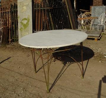 oude ijzeren tuintafel tafel met marmeren blad beschikbaar voor biedingen
