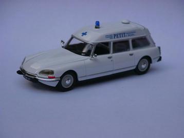 Citroen DS 20 Break Ambulance Petit 1973 DS Collection 1:43 beschikbaar voor biedingen
