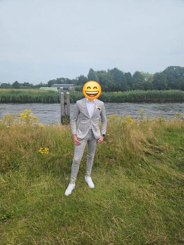 Heren kostuum beschikbaar voor biedingen