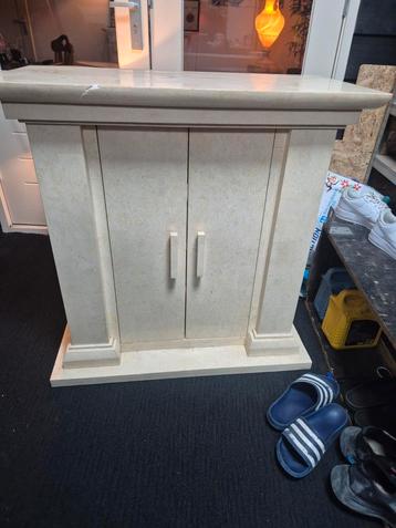 Stijlvol stenen tv kastje met opbergruimte beschikbaar voor biedingen