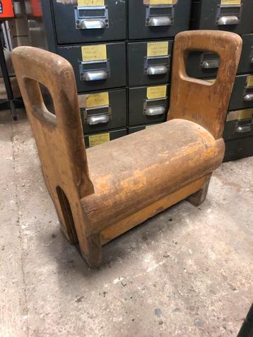 Oud houten turntoestel balkzadel landelijk vintage krukje beschikbaar voor biedingen