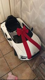 Witte Audi R8 kinderauto met rode strik, Ophalen of Verzenden, Zo goed als nieuw