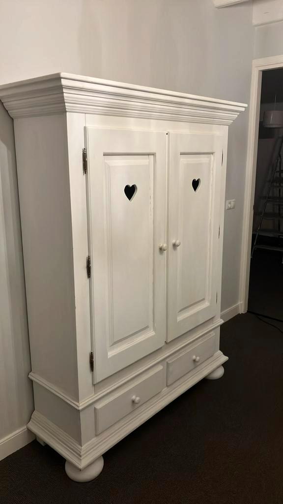 Mooie witte linnenkast met hartjes, Huis en Inrichting, Kasten | Overige, Gebruikt, Ophalen