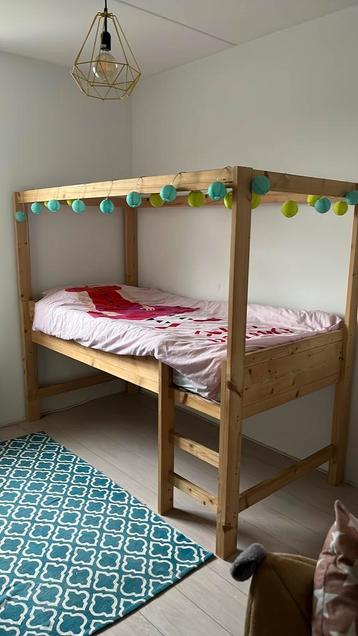 Tof en stevige hoogslaper van hout beschikbaar voor biedingen