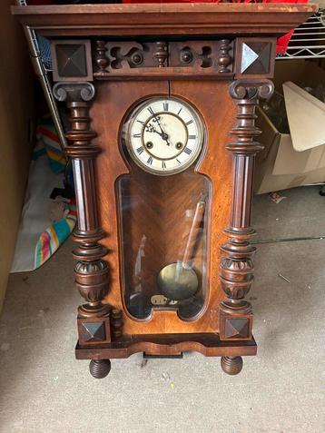 Antieke Klok Jung Hans met sleutel beschikbaar voor biedingen