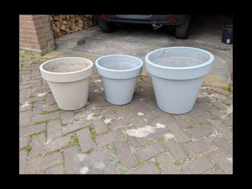 Kunststof Plantenpotten voor buiten, 15,00 voor alle drie….. beschikbaar voor biedingen